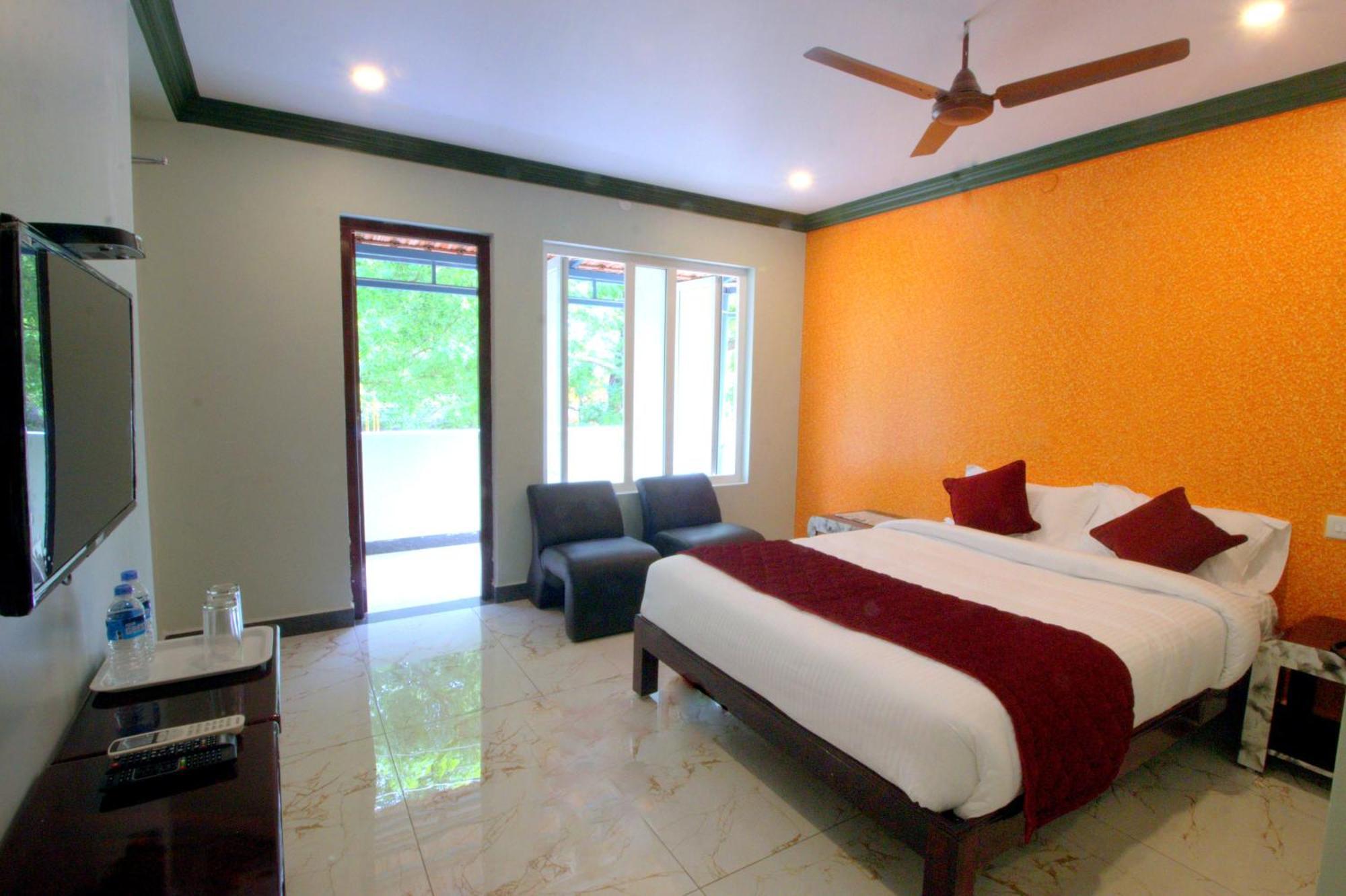 Serenity Sands Beach Resort Пондичери Екстериор снимка